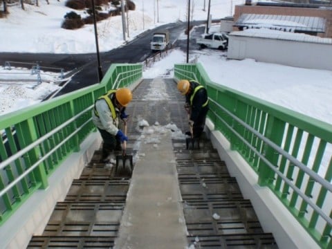 歩道橋階段除雪、清掃